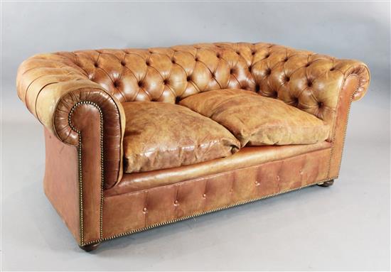 A pair of 1930s buttoned pale russet leather Chesterfield settees, W.5ft 9in. D.3ft. H.2ft 5in.